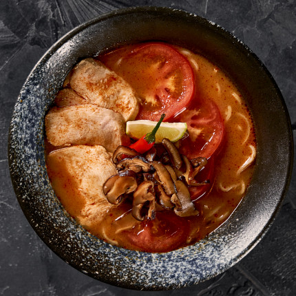 Азиатский том рамен с курицей